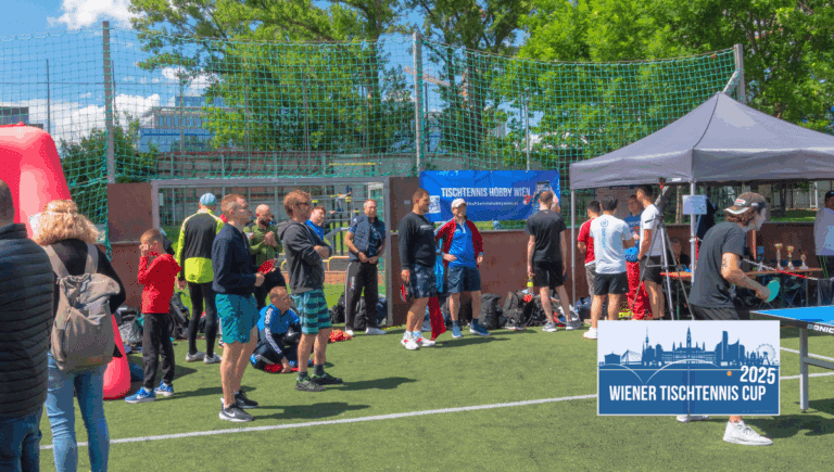 Tischtennisbegeisterte Teilnehmerinnen und Teilnehmer genießen trotz wechselhaften Wetters sportlich das 3. Event des Wiener Tischtennis Cups 2025.