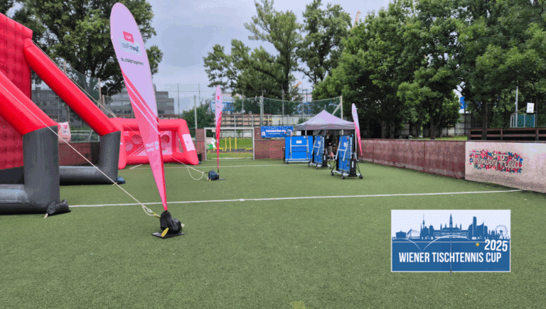 Wiener Tischtennis Cup 2025: Wechselhaftes Wetter beim Aufbau des 3. Tischtennis-Events: Helferinnen und Helfer bereiten trotz Sonne, Regen und Wind das Turniergelände vor.