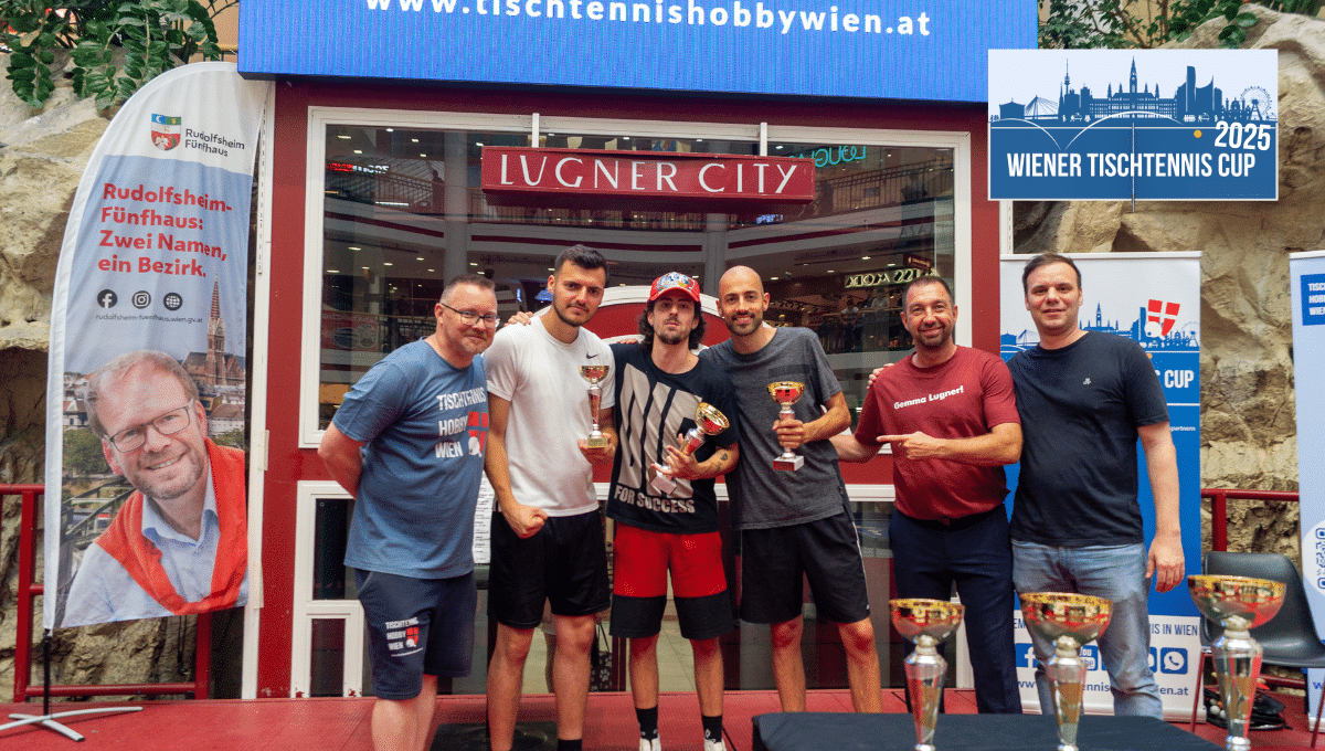 Die Siegerehrung - Von links nach rechts: Gründer Michael Mader, 3. Platz M. Ponjarac, 1. Platz M. Riglthaler, 2. Platz K. Becker, Moderator Günther Herzog und Bezirksrat Rudolfsheim.