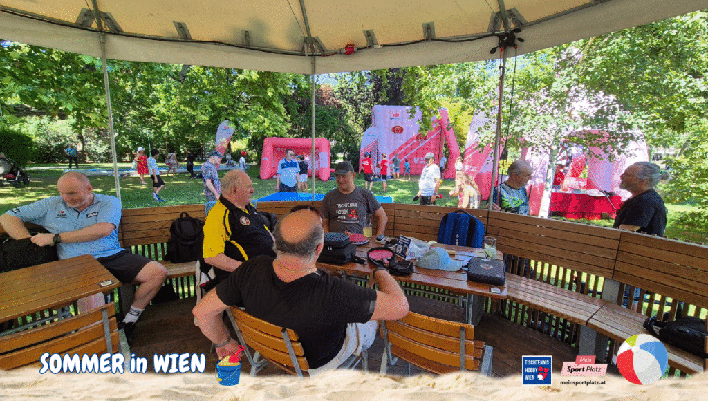 Menschen spielen im Sommer 2025 Tischtennis vor dem Wiener Rathaus, umgeben von Festivalstimmung, Begegnung und sportlicher Freude.