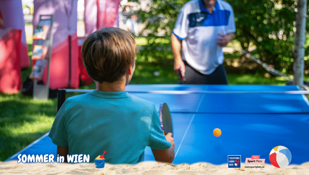Kinder und Jugendliche probieren vor dem Wiener Rathaus begeistert Tischtennis aus und entdecken gemeinsam den Spaß am Spiel im Freien.