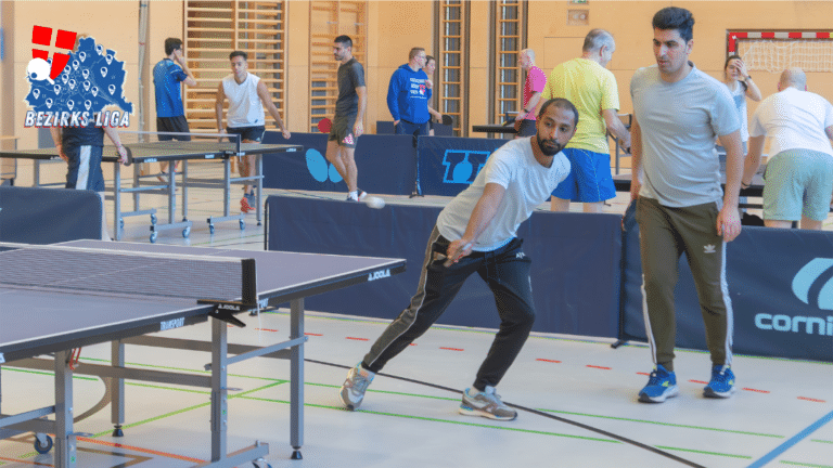 Tischtennis als verbindendes Element: Eine Gruppe von Teilnehmern der Bezirksliga zeigt, dass Sport keine Grenzen kennt und Menschen aus ganz Wien zusammenbringt.