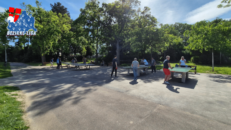 Spannendes Match in der Wiener Tischtennis Bezirksliga im 11. Bezirk: Spieler während eines Meisterschaftsspiels im Herderpark.