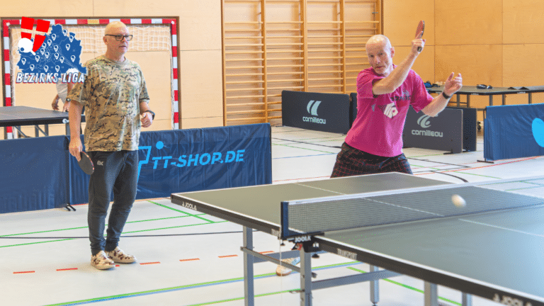 Eleganz an der Platte: Die fließenden Bewegungsabläufe und die hohe Konzentration eines Spielers während eines Meisterschaftsspiels der Wiener Bezirksliga.