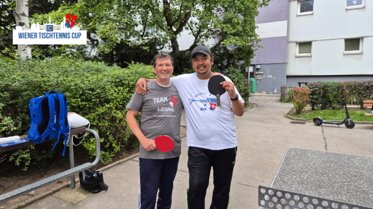 Tischtennis-Match beim Wiener Tischtennis Cup im Innenhof eines typischen Wiener Gemeindebaus.