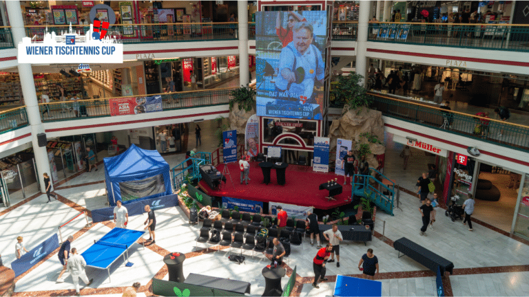 Sportliche Atmosphäre in der Lugner City: Menschen spielen Tischtennis beim Wiener Tischtennis Cup im Zentrum des Wiener Einkaufszentrums.