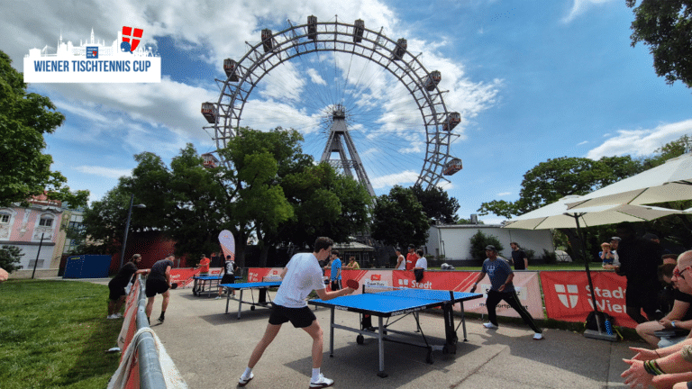 Tischtennis-Action unter dem Wiener Riesenrad: Teilnehmer spielen beim Wiener Tischtennis Cup vor der historischen Kulisse des Praters.