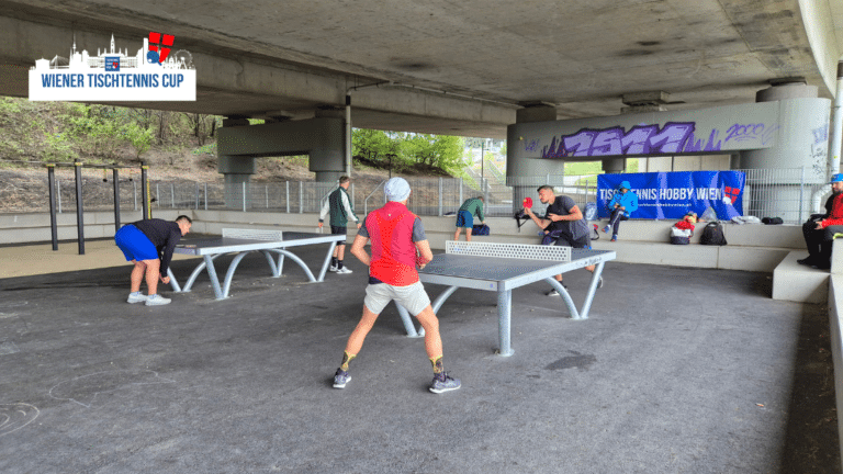 Der Tangentenpark in Favoriten ist ein brandneues Highlight für Wien. Da dein Portal die "Wiener Tischtennis Plattform" ist, unterstreicht dieses Motiv besonders die Modernität und die Erschließung neuer Lebensräume durch den Sport. Hier sind die passenden Alternativtexte: Option 1: Präzise & Modern (Empfohlen) Dieser Text ist ideal für die Barrierefreiheit und benennt den spezifischen Ort. "Teilnehmer beim Wiener Tischtennis Cup an den Outdoor-Platten im Tangentenpark in Wien Favoriten." Option 2: Fokus auf Urbanität und Freizeit Gut geeignet, um die moderne Parkanlage und die sportliche Nutzung hervorzuheben. "Sportliche Action im zehnten Bezirk: Menschen spielen Tischtennis beim Wiener Tischtennis Cup im urbanen Tangentenpark.