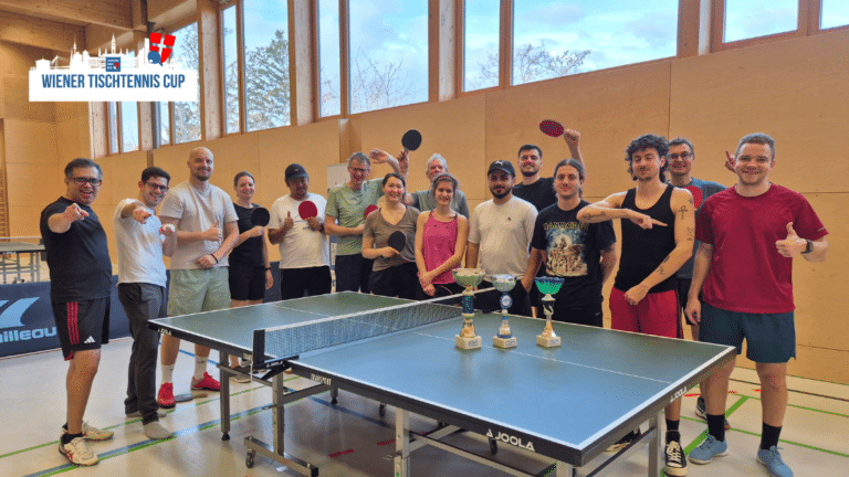Blick über eine große Menge von über 300 begeisterten Teilnehmer:innen, die sich beim Wiener Tischtennis Cup an zahlreichen Platten sportlich messen.