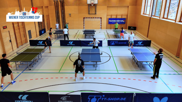 Schneller Ballwechsel beim Wiener Tischtennis Cup in der Tischtennis Halle: Einige Spieler:innen in voller Konzentration während ihrer intensiven Matches.