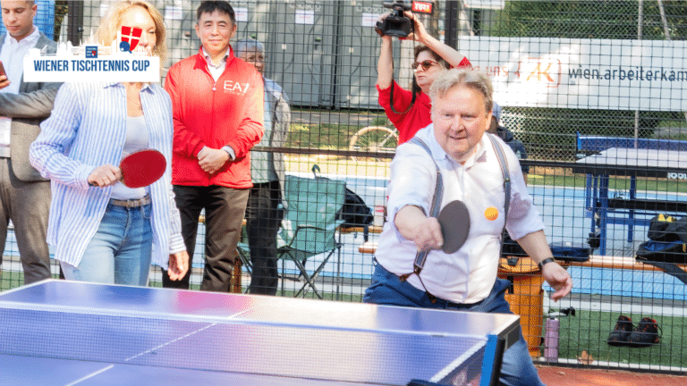 Bürgermeister Michael Ludwig konzentriert an der Tischtennisplatte beim Wiener Tischtennis Cup in Wien.