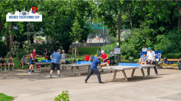 Sport im Grünen: Teilnehmer des Wiener Tischtennis Cups spielen Tischtennis im Herderpark vor der Kulisse der Simmeringer Grünanlage.