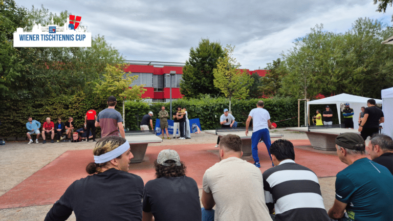 Buntes Treiben am Stand des Wiener Tischtennis Cups: Bürgerinnen und Bürger spielen Tischtennis beim Wiener Stadtfest am Tag des Wohnbaus.