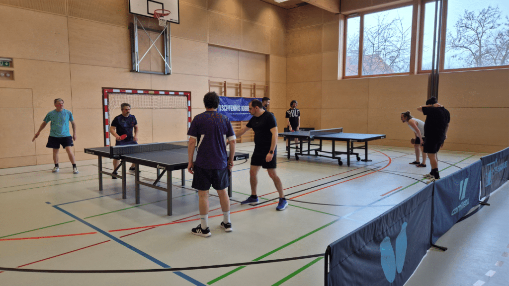 Die Tischtennisplatte als wahrer Ort der Begegnung! Bei Tischtennis Hobby Wien kommen Menschen zusammen, um gemeinsam Sport zu treiben und Tischtennis in Wien neu zu erleben. Ein Ort, an dem Gemeinschaft und Action direkt an der Platte entstehen.