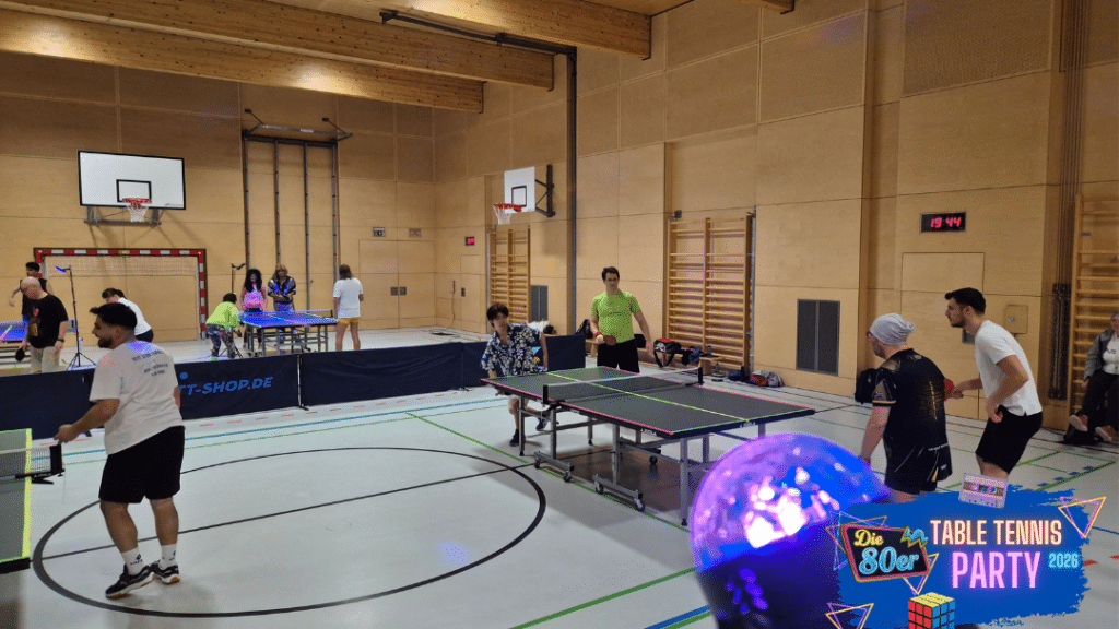 Die erste 80er Table Tennis Party von Tischtennis Hobby Wien: Einzigartiges Event-Konzept in der Wiener Sporthalle mit UV-Licht, Neon-Dekoration und Teilnehmern in bunten Retro-Outfits, die zu Discosounds an den Tischtennisplatten spielen.