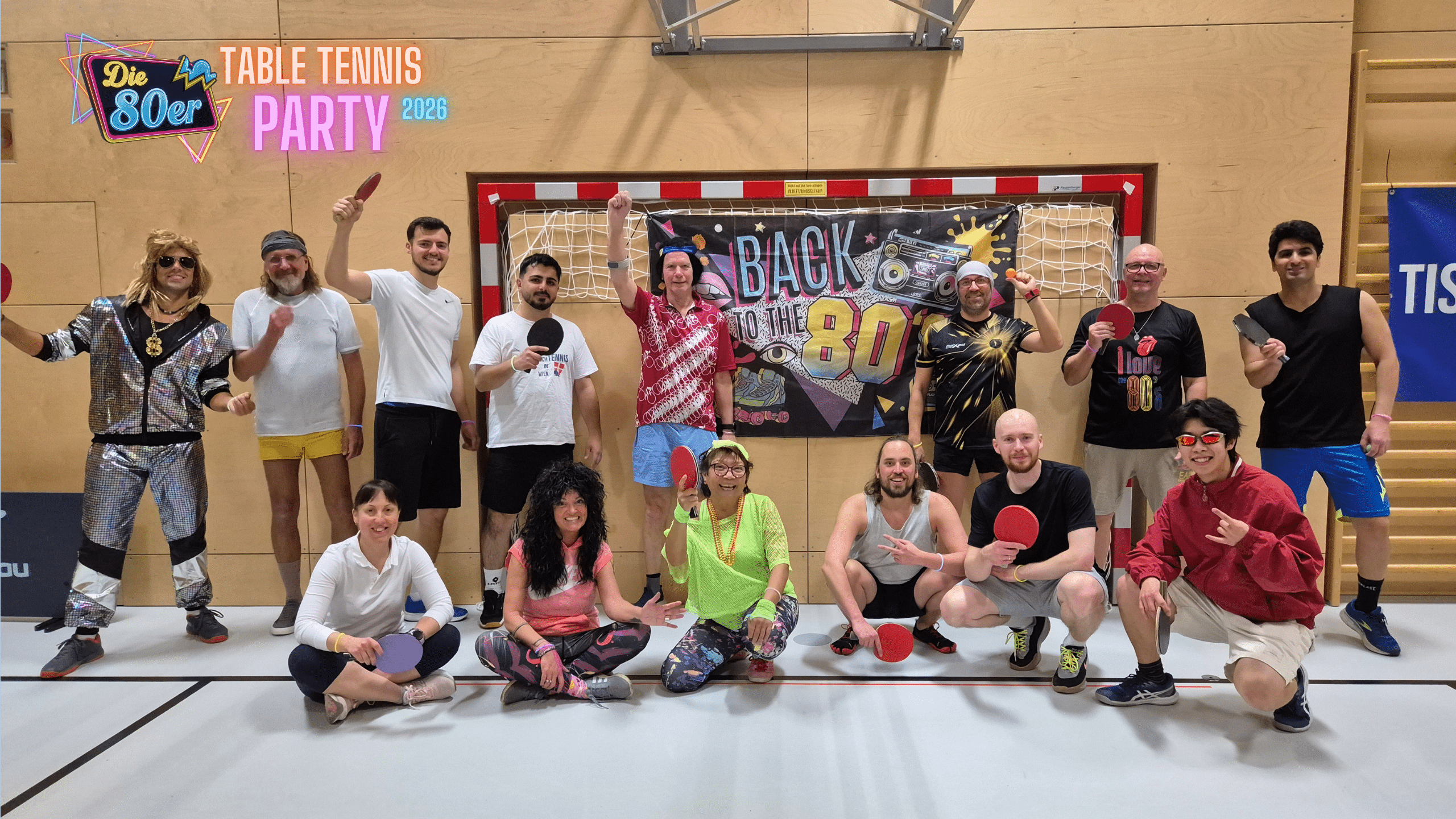 Rückblick auf die legendäre 80er Table Tennis Party 2026 bei Tischtennis Hobby Wien: Teilnehmer:innen in bunten Vokuhila-Perücken, Neon-Schweißbändern und Sportoutfits spielen Tischtennis bei Schwarzlicht und bunten Discolichtern.