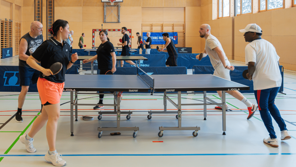 Tischtennis Rundlauf komplett neu gedacht: Bei unserem 1. Wiener Ringerl Turnier stand der Spaßfaktor im Vordergrund. Tischtennis Hobby Wien hat bewiesen, dass Bewegung und Humor an der Platte die beste Kombination für ein gelungenes Event sind.