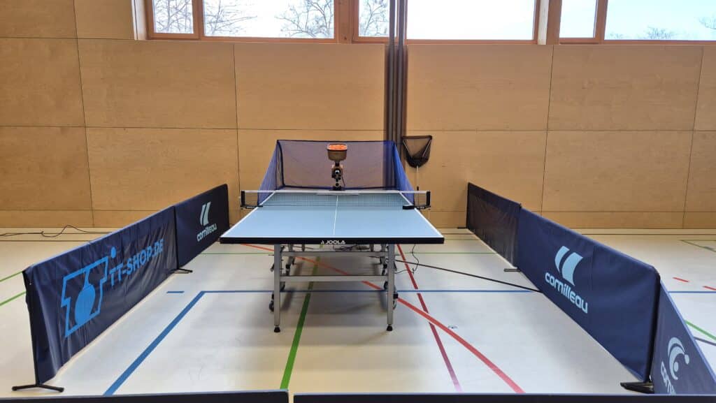 Unsere Tischtennis Halle bietet die perfekte Trainingsmöglichkeit für alle! Egal ob Anfänger oder Fortgeschrittener - unser Trainer sorgt mit professionellen Tipps dafür, dass garantiert jeder an der Platte ins Schwitzen kommt. So lässt sich Tischtennis in Wien neu erleben!
