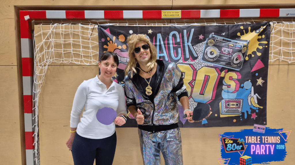 Die 80er Table Tennis Party von Tischtennis Hobby Wien in voller Action: Spieler:innen in bunten Retro-Outfits bei klassischem Tischtennis unter leuchtendem Neonlicht und UV-Stimmung in der Wiener Sporthalle.