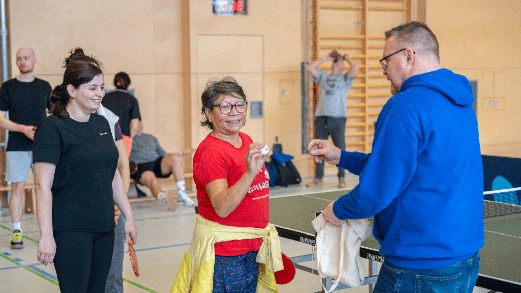 Tischtennis-Auswahl bei Tischtennis Hobby Wien: Jede Spielrunde wurde neu ausgelost, damit alle Teilnehmer:innen ständig neue Partner:innen kennenlernen konnten. Ein faires System, das den Spaßfaktor beim Rundlauf in Floridsdorf maximiert hat.