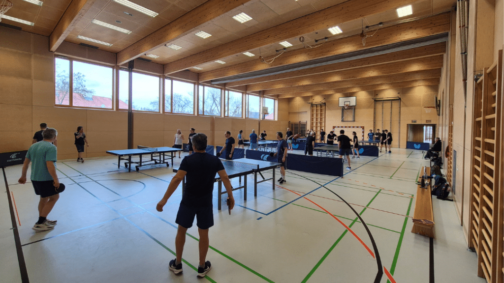 Echter Wiener Flair beim Tischtennis Doppel Turnier! In der Halle von Tischtennis Hobby Wien kam die Stadt an der Platte zusammen, um gemeinsam Sport, Schmäh und Leidenschaft zu teilen. So lässt sich Tischtennis in Wien neu erleben!
