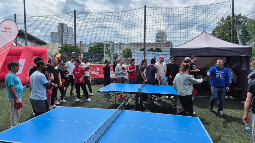 Alle Teilnehmer:innen des Wiener Tischtennis Cups warten gespannt auf die Verkündung der ersten Tischtennis-Paarungen, während die Vorfreude und Spannung vor den Matches immer weiter steigen.