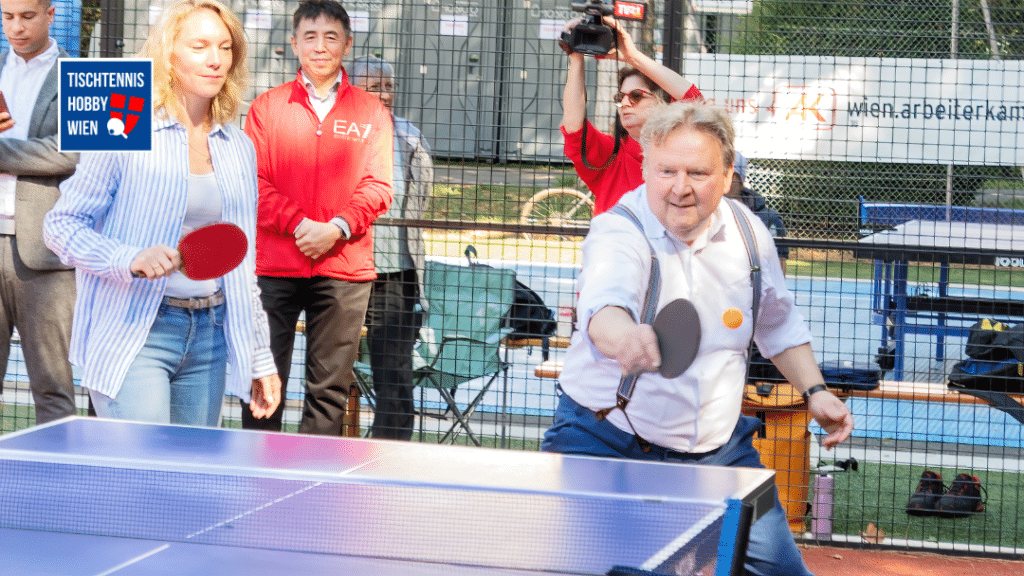 Auch Bürgermeister Michael Ludwig nahm an einer Tischtennis-Aktivität teil und unterstützte damit die Förderung des Tischtennissports in Wien.