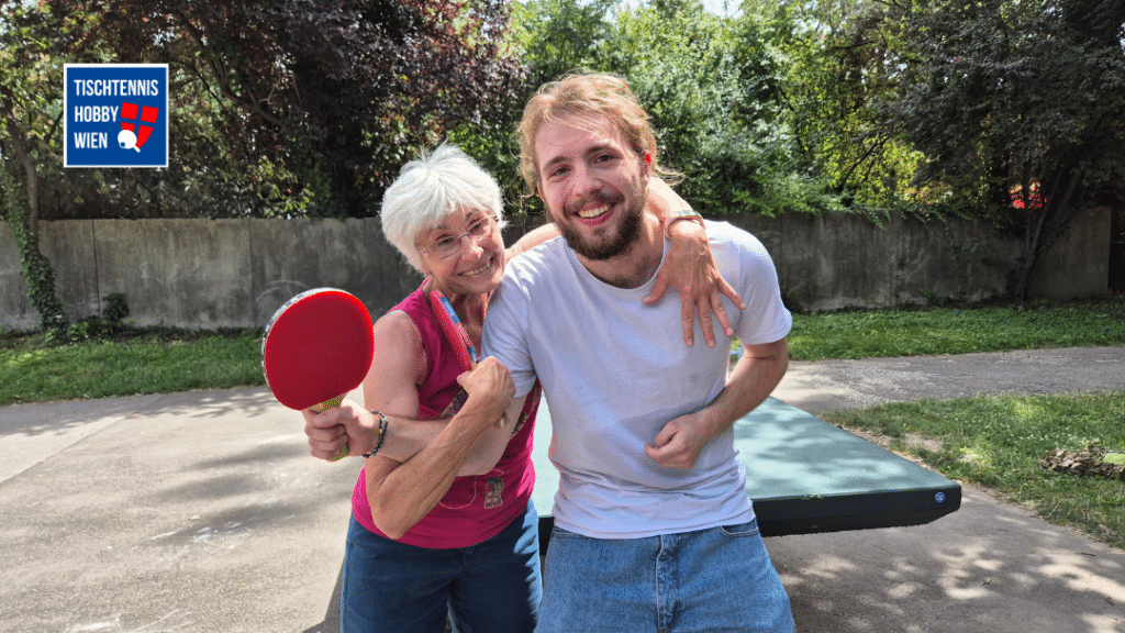 Tischtennis verbindet Generationen: Menschen unterschiedlichen Alters spielen gemeinsam und erleben Freude an den gemeinsamen Tischtennis-Aktivitäten.