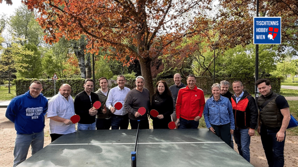Bezirksvertreter der Stadt Wien kommen zusammen, um gemeinsam ein Zeichen für Tischtennis in Wien zu setzen.