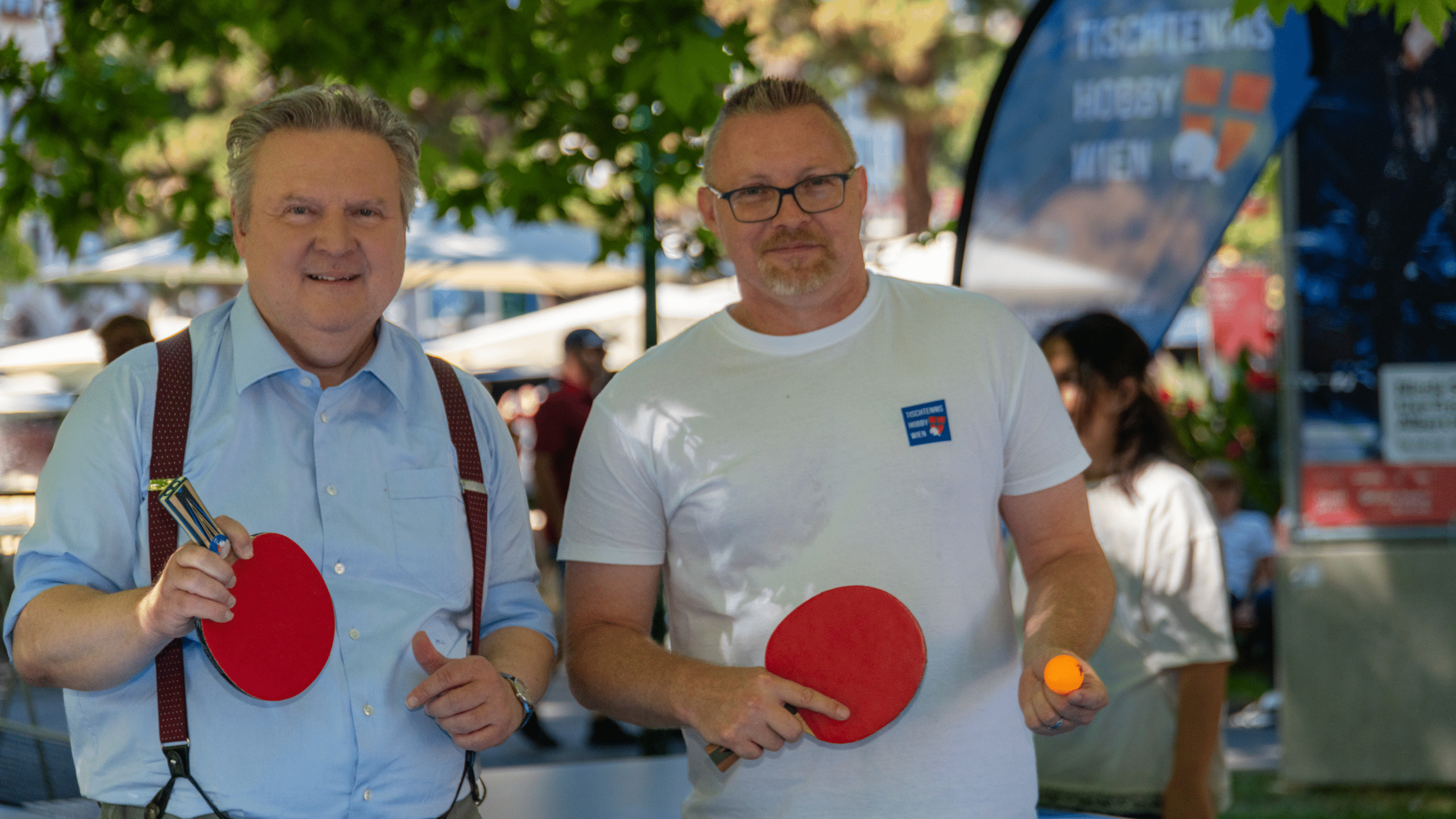 Tischtennis für alle - beim prominenten Ballwechsel im Rathauspark mit Bürgermeister Michael Ludwig und Tischtennis Hobby Wien.