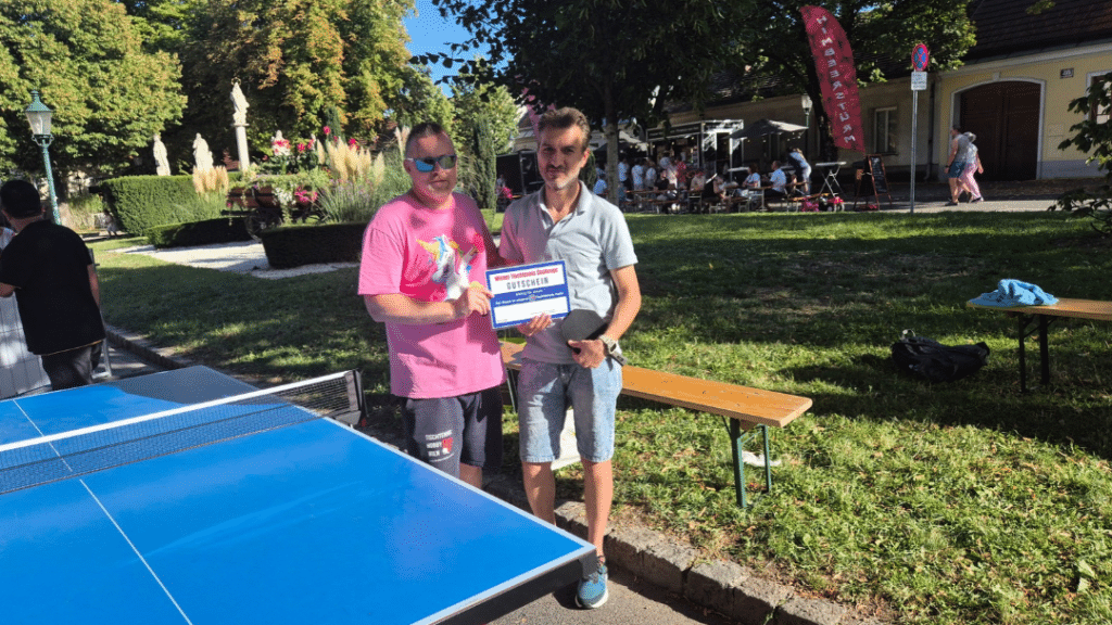 Gewinner der Wiener Tischtennis Challenge vom August 2026 bei der Siegerehrung.