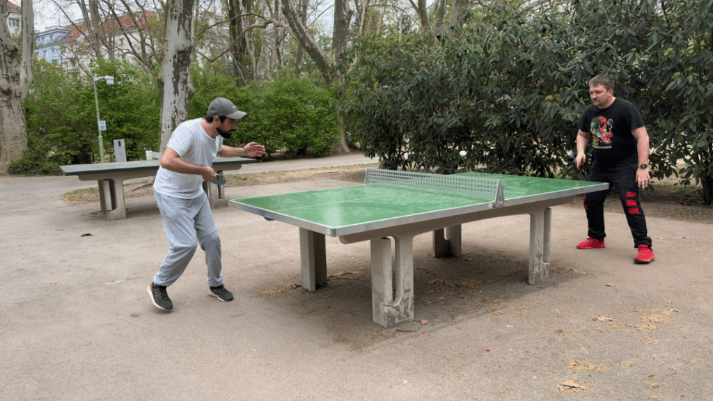Tischtennis für alle! Wien ist voller Tischtennisbegeisterung – fast an jeder Ecke, wo man hinschaut, wird Tischtennis gespielt.