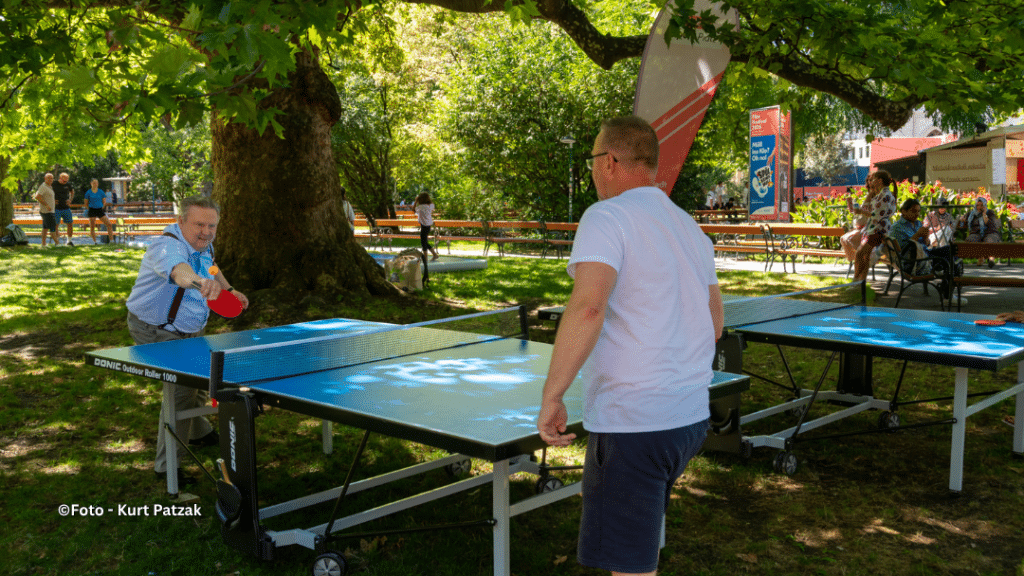 Bürgermeister Michael Ludwig beim gemeinsamen Tischtennisspielen im Rathauspark.