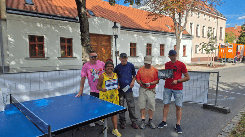 Die strahlenden Sieger der Wiener Tischtennis Challenge vom August 2026 bei der Siegerehrung.