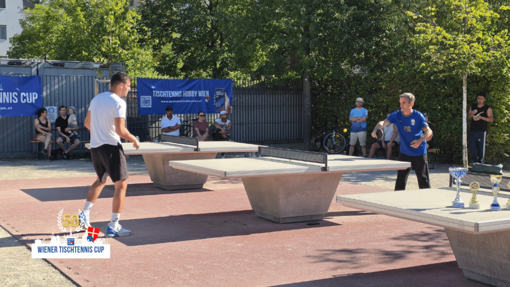 Tischtennis im Rudolf-Bednar-Park beim Tag des Wiener Wohnbaus 2026.
