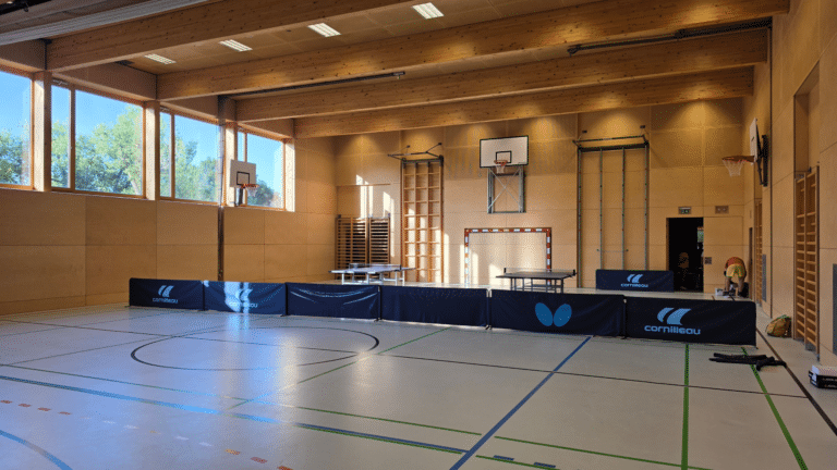 Zahlreiche Teilnehmerinnen und Teilnehmer nutzen die Gelegenheit beim Tag der offenen Tür in der Tischtennis Hobby Wien Halle.