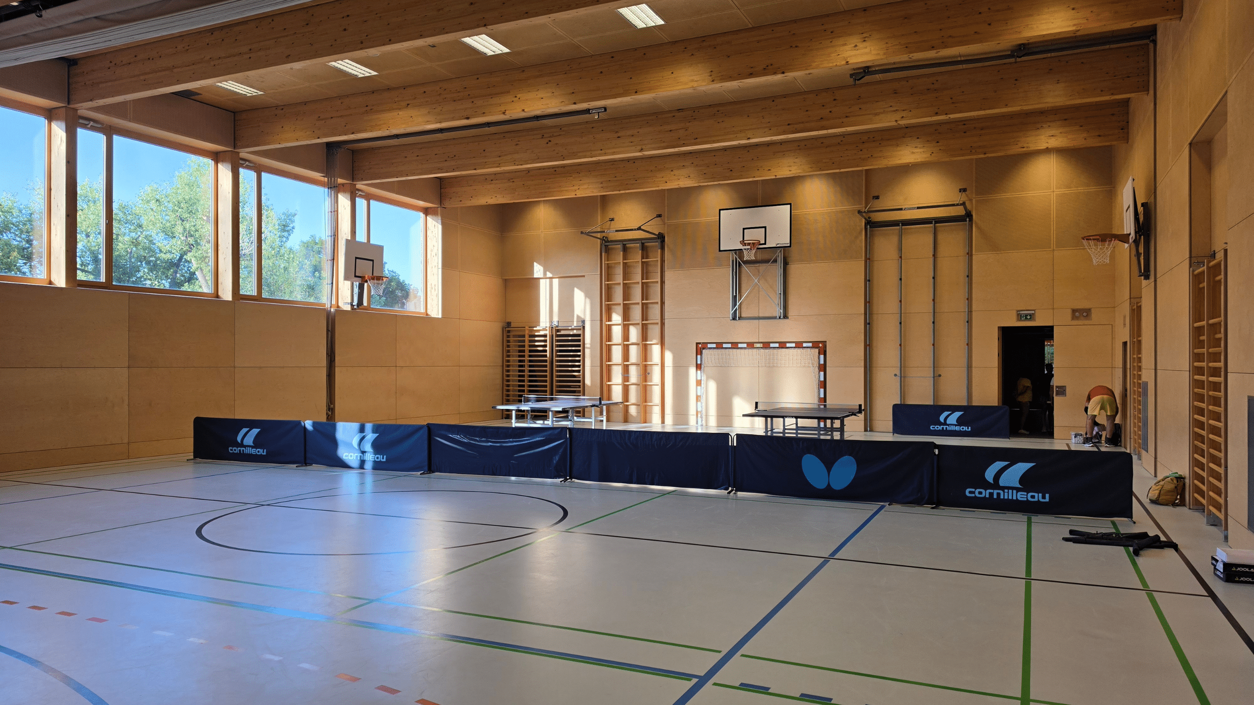 Zahlreiche Teilnehmerinnen und Teilnehmer nutzen die Gelegenheit beim Tag der offenen Tür in der Tischtennis Hobby Wien Halle.