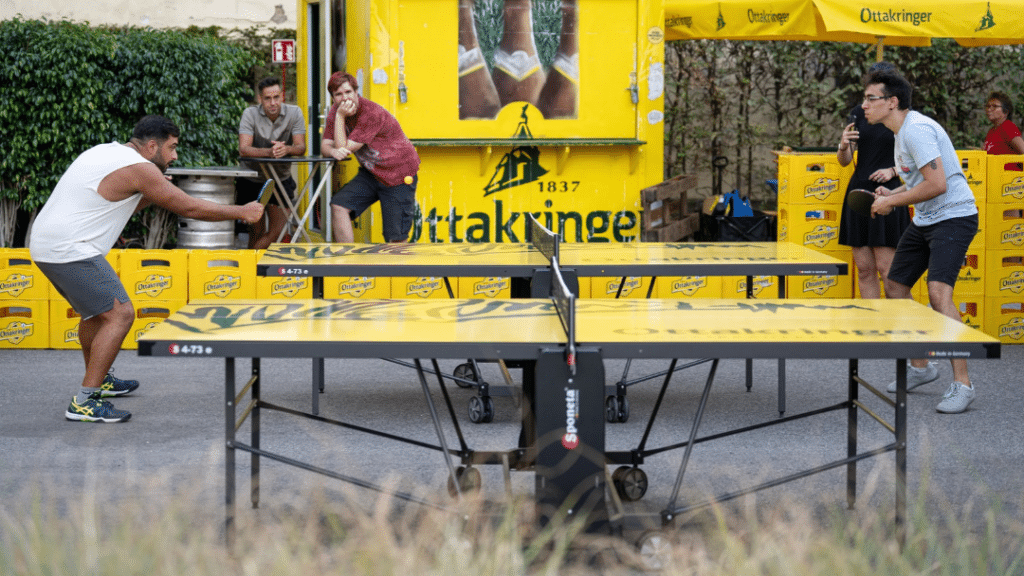 Ballwechsel beim Wiener Tischtennis Cup in der Ottakringer Brauerei